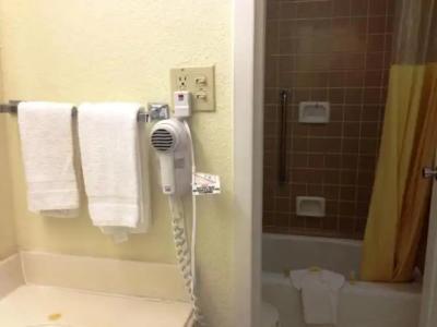 Days Inn by Wyndham Irving Grapevine DFW Airport North - 25