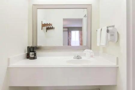 Days Inn by Wyndham Irving Grapevine DFW Airport North - 7