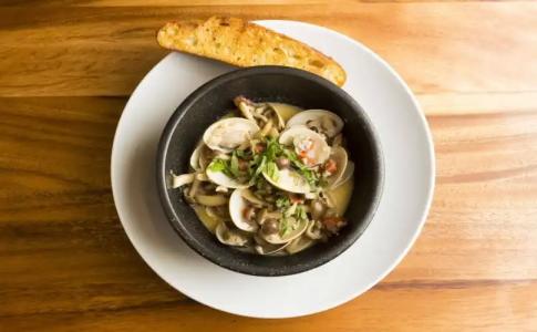 Waikiki Beach Marriott Resort & Spa - 10