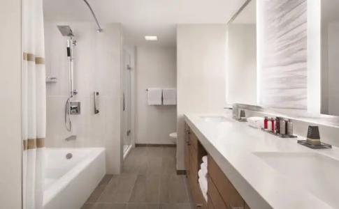 Waikiki Beach Marriott Resort & Spa - 8