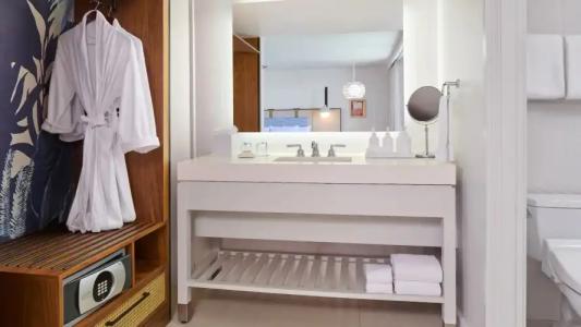 Hyatt Regency Waikiki Beach Resort & Spa - 77