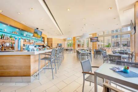 Hyatt Regency Waikiki Beach Resort & Spa - 6