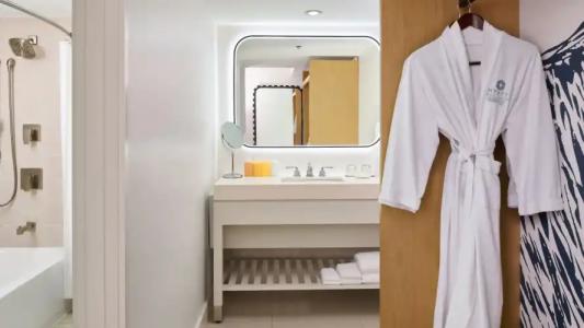 Hyatt Regency Waikiki Beach Resort & Spa - 58