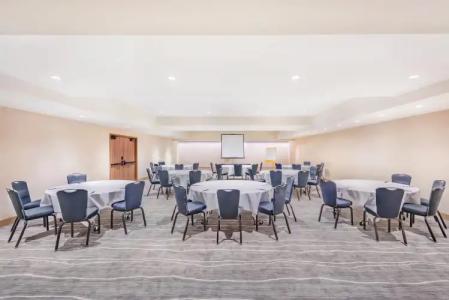 Hyatt Regency Waikiki Beach Resort & Spa - 10