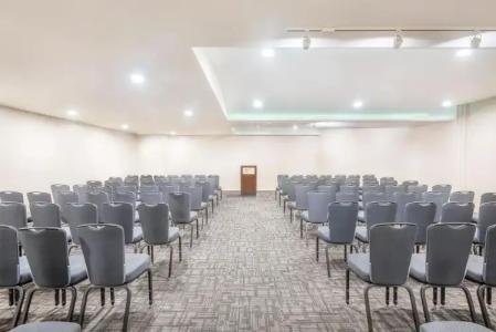 Hyatt Regency Waikiki Beach Resort & Spa - 16