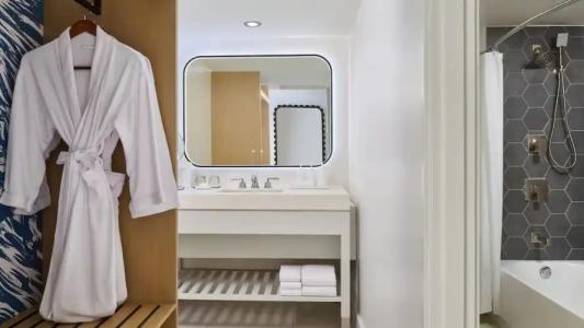 Hyatt Regency Waikiki Beach Resort & Spa - 60