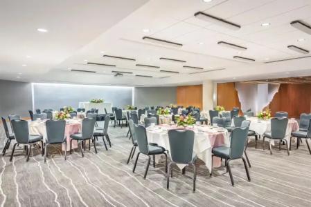 Hyatt Regency Waikiki Beach Resort & Spa - 14