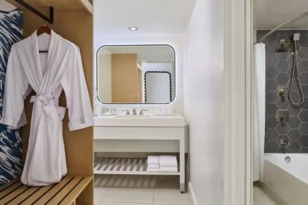 Hyatt Regency Waikiki Beach Resort & Spa - 65