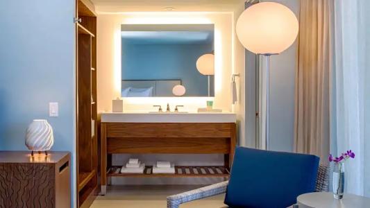 Hyatt Regency Waikiki Beach Resort & Spa - 40