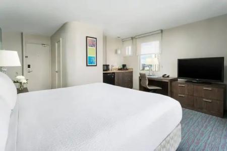 Courtyard by Marriott Waikiki Beach - 45