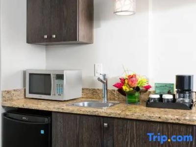 Courtyard by Marriott Waikiki Beach - 53