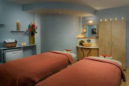 Courtyard by Marriott Waikiki Beach - 1