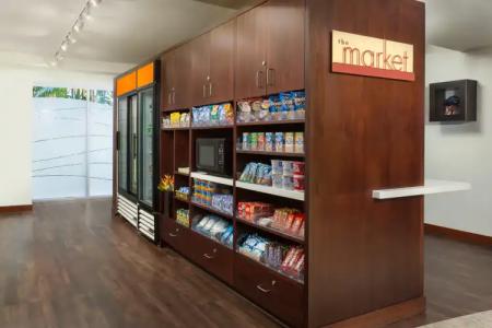 Courtyard by Marriott Waikiki Beach - 11