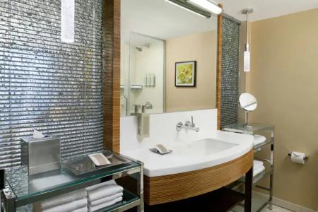 Hilton Waikiki Beach Resort & Spa - 40