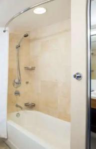 Hilton Waikiki Beach Resort & Spa - 9