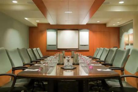 Hilton Waikiki Beach Resort & Spa - 18