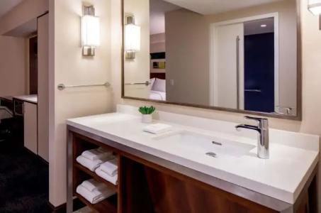 Hilton Garden Inn Waikiki Beach - 9