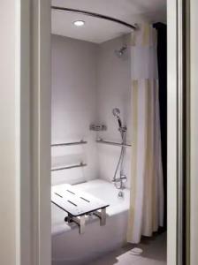 Hilton Garden Inn Waikiki Beach - 10