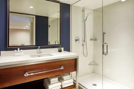 Hilton Garden Inn Waikiki Beach - 8