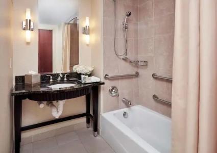 Hilton Baltimore Inner Harbor - 8