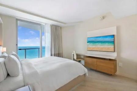 Hilton Fort Lauderdale Beach Resort - 3