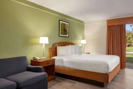 Baymont by Wyndham Daytona Beach - Intl Speedway - 5