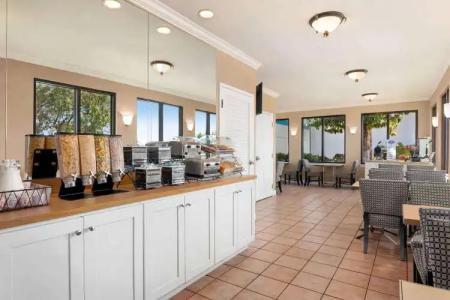 Baymont by Wyndham Daytona Beach - Intl Speedway - 15