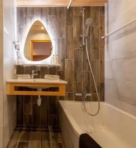 Hôtel Les Côtes, Résidence Loisirs et Chalets - 126