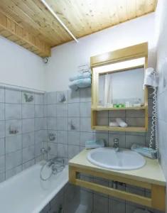 Hôtel Les Côtes, Résidence Loisirs et Chalets - 47