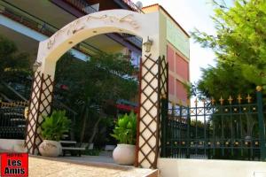 Hotel Les Amis, Vari