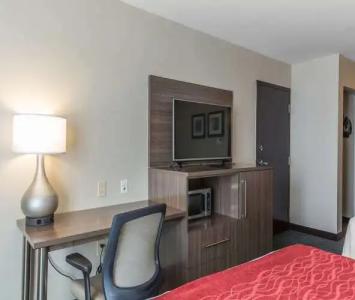 Comfort Inn & Suites Airport North - 26