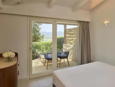 Baia Di Chia Resort Sardinia, Curio Collection By Hilton - 2