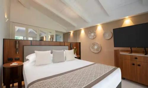 Baia Di Chia Resort Sardinia, Curio Collection By Hilton - 35