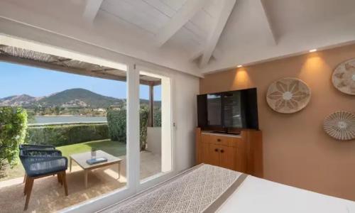 Baia Di Chia Resort Sardinia, Curio Collection By Hilton - 38