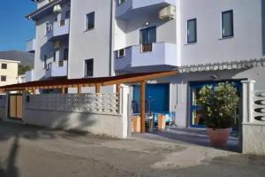 Beach Hotel, Diamante