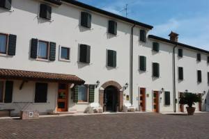 Relais Corte Pontigliardo, Cola