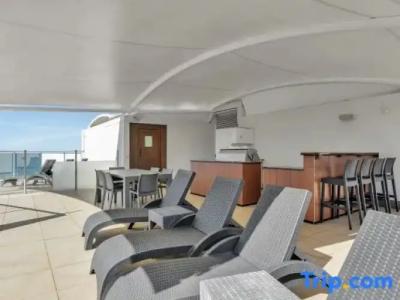 Rolling Surf Resort - 200