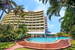 Hilton Cairns, Cairns