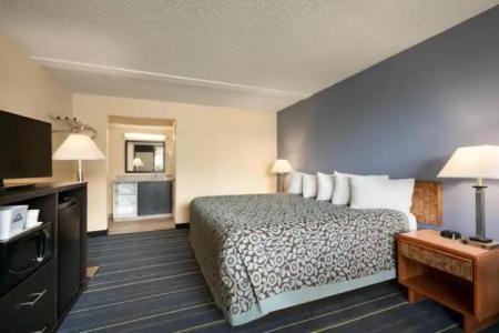 Days Inn by Wyndham Clearwater/Central - 28