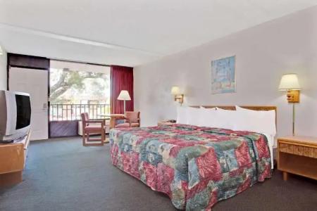 Days Inn by Wyndham Clearwater/Central - 22