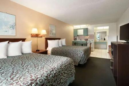 Days Inn by Wyndham Clearwater/Central - 4