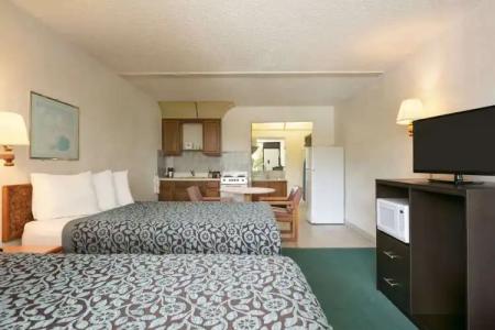 Days Inn by Wyndham Clearwater/Central - 5