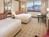 Sierra Quadruple room with pool view