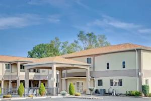 Days Inn & Suites by Wyndham Niagara Falls/Buffalo, Niagara Falls