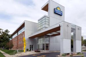 Days Inn & Suites by Wyndham Milwaukee, Milwaukee