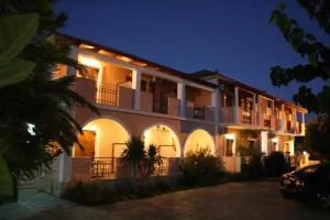 Antonio Studios, Alikanas