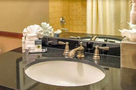 DoubleTree by Hilton Portland - 55