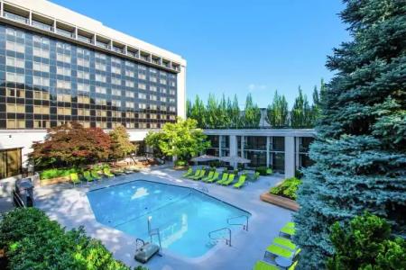 DoubleTree by Hilton Portland - 23