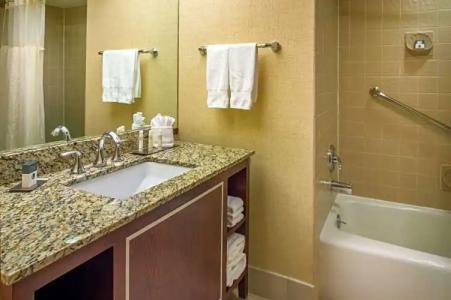 DoubleTree by Hilton Portland - 56