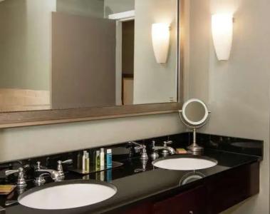 DoubleTree by Hilton Portland - 8